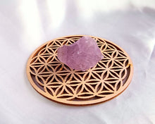 Charger l'image dans la galerie, Améthyste brute sur fleur de vie pour amplifier ses bienfaits spirituels.