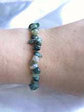 Charger l'image dans la galerie, Bracelet baroque en Agate Mousse porté au poignet – Bijou en pierres naturelles pour retrouver paix intérieure et harmonie avec la nature
