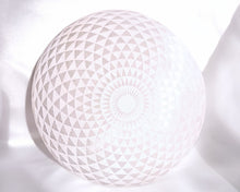 Charger l'image dans la galerie, Disque énergétique en sélénite posé verticalement – outil pour méditation et rechargement des pierres