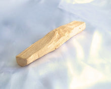 Charger l'image dans la galerie, Bâtonnet de Palo Santo naturel – Bois sacré d’Amérique du Sud utilisé pour la purification énergétique, la protection et l’élévation spirituelle