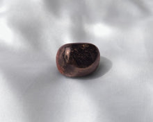 Charger l'image dans la galerie, Pierre roulée en grenat naturel de 2 à 3 cm – pierre de vitalité, de passion et d’ancrage, idéale pour retrouver l’élan, le courage et la confiance en soi