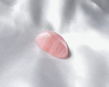 Charger l'image dans la galerie, Pierre roulée en quartz rose naturel de 2 à 3 cm – pierre du cœur et de l’amour inconditionnel, favorise la tendresse, la paix intérieure et l’harmonie affective