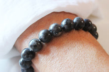 Charger l'image dans la galerie, Bracelet Larvikite – Intuition Protection Spirituelle porter