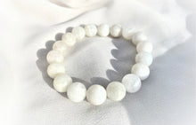 Charger l'image dans la galerie, Bracelet Pierre de Lune Feminite Harmonie Interieure