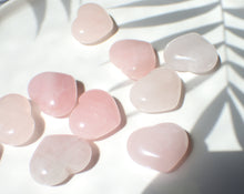 Charger l'image dans la galerie, Cœur en Quartz Rose – Symbole d'Amour et d'Équilibre Émotionnel