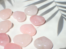 Charger l'image dans la galerie, coeur en quartz rose mademoiselle moana