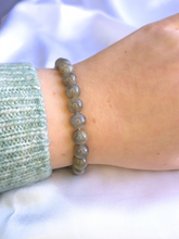 Charger l'image dans la galerie, BRACELET LABRADORITE sur poignet  Protection / Réconfort
