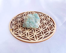 Charger l&#39;image dans la galerie, Amazonite brute posée sur une fleur de vie pour harmoniser les émotions.
