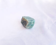 Charger l&#39;image dans la galerie, Pierre brute d’amazonite, symbole de paix intérieure et de lâcher-prise
