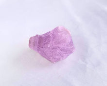 Charger l&#39;image dans la galerie, Pierre brute d’améthyste, parfaite pour apaiser l’esprit et favoriser la méditation.
