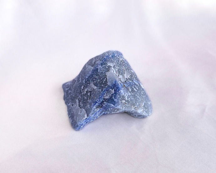 Aventurine bleue brute, pierre apaisante liée à la communication.