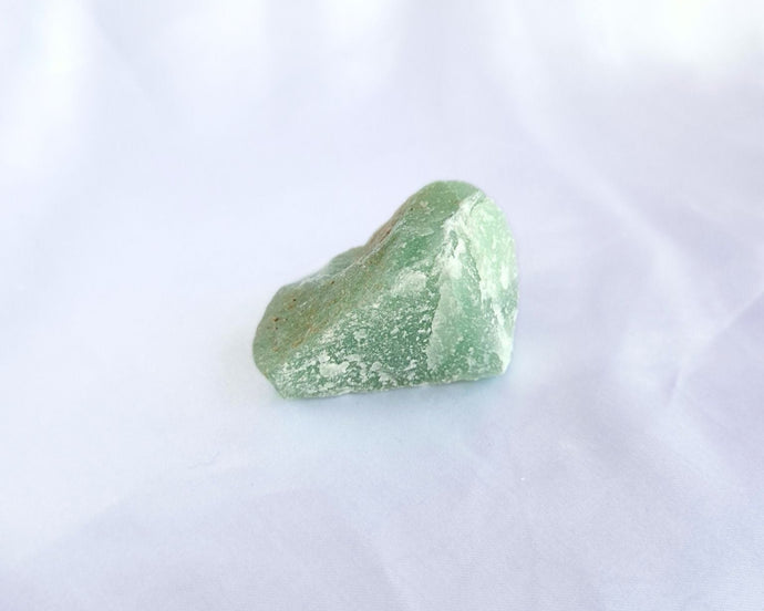 Aventurine verte brute, pierre de douceur et d’équilibre émotionnel.