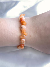 Charger l'image dans la galerie, Bracelet baroque en Aventurine Orange porté au poignet – Bijou en pierres naturelles pour stimuler la joie et la créativité au quotidien
