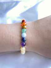 Charger l&#39;image dans la galerie, bracelet-harmonie-sacree-7-chakras-jade-jaune-equilibre-lumiere-abondance poignet

