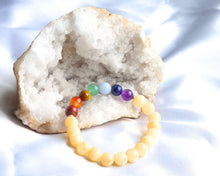 Charger l&#39;image dans la galerie, bracelet-harmonie-sacree-7-chakras-jade-jaune-geode-equilibre-lumiere-abondance
