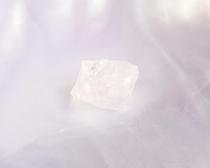 Pierre brute de cristal de roche, amplificatrice d’énergie et de clarté mentale.