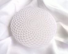 Charger l&#39;image dans la galerie, Disque rond en sélénite blanche gravé du motif sacré Yantra Torus – outil spirituel de purification énergétique
