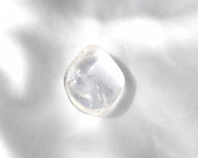 Charger l&#39;image dans la galerie, Grand cristal roulé en cristal de roche naturel de 3 à 4 cm – pierre de clarté mentale, d’amplification énergétique et de purification, idéale pour méditer et harmoniser les énergies
