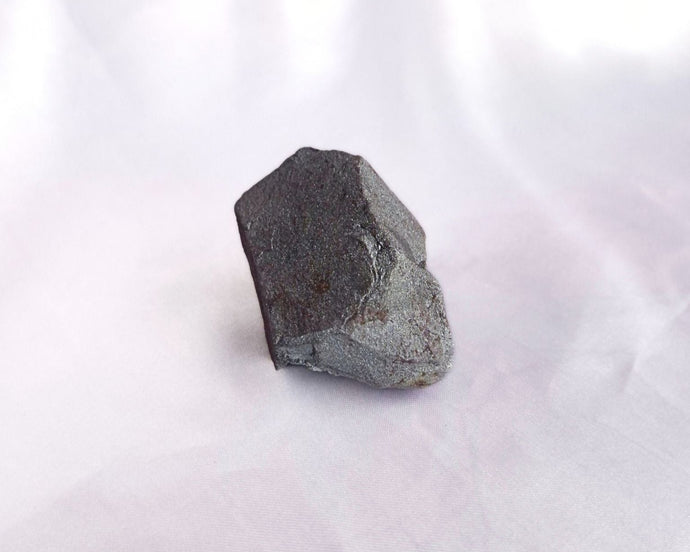 Pierre brute d’hématite, connue pour son ancrage profond et sa vitalité