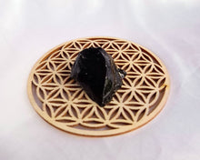 Charger l'image dans la galerie, Obsidienne posée sur fleur de vie pour purifier et intensifier ses propriétés spirituelles.
