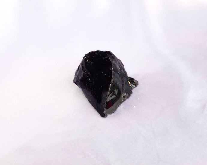 Obsidienne brute, pierre de protection contre les énergies négatives.