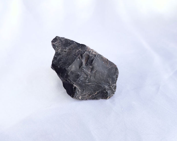 Pierre brute d’onyx naturelle, reconnue pour sa force d’ancrage et sa protection