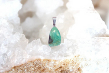 Charger l'image dans la galerie, Pendentif en émeraude naturelle – Collection Thalia
