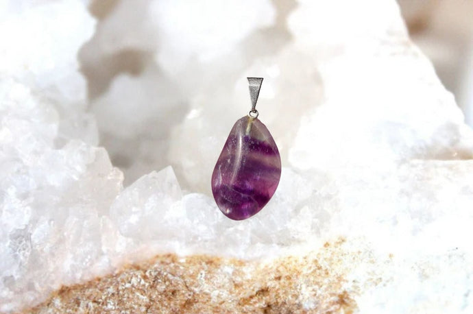 Pendentif en fluorine multicolore naturelle – Collection Thalia