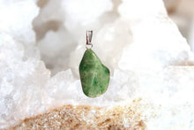 Charger l'image dans la galerie, Pendentif en fuchsite naturelle – Collection Thalia
