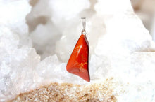 Charger l'image dans la galerie, Pendentif en jaspe rouge naturel – Collection Thalia

