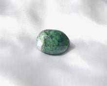 Charger l&#39;image dans la galerie, Pierre roulée en agate mousse naturelle de 2 à 3 cm – pierre d’harmonie, de connexion à la nature et de calme intérieur, idéale pour l’ancrage et la croissance personnelle
