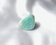 Charger l&#39;image dans la galerie, Pierre roulée en amazonite naturelle de 3 à 5 cm – pierre douce et apaisante qui favorise la communication, la confiance en soi et l’équilibre émotionnel des chakras du cœur et de la gorge
