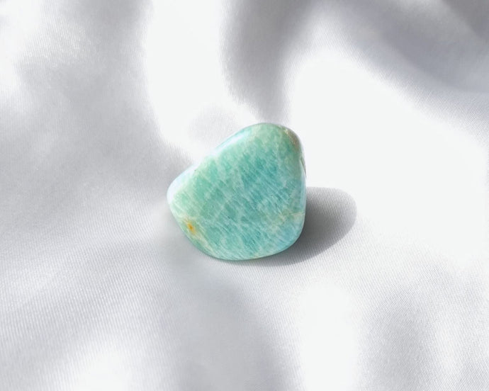 Pierre roulée en amazonite naturelle de 3 à 5 cm – pierre douce et apaisante qui favorise la communication, la confiance en soi et l’équilibre émotionnel des chakras du cœur et de la gorge
