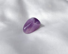 Charger l&#39;image dans la galerie, Pierre roulée en améthyste naturelle de 2 à 3 cm – pierre de sagesse, de calme intérieur et de spiritualité, idéale pour l’intuition et la sérénité mentale
