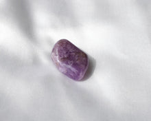 Charger l&#39;image dans la galerie, Pierre roulée en améthyste rubanée naturelle de 2 à 3 cm – pierre de calme profond, d’intuition affinée et d’équilibre énergétique, idéale pour apaiser l’esprit et harmoniser les émotions
