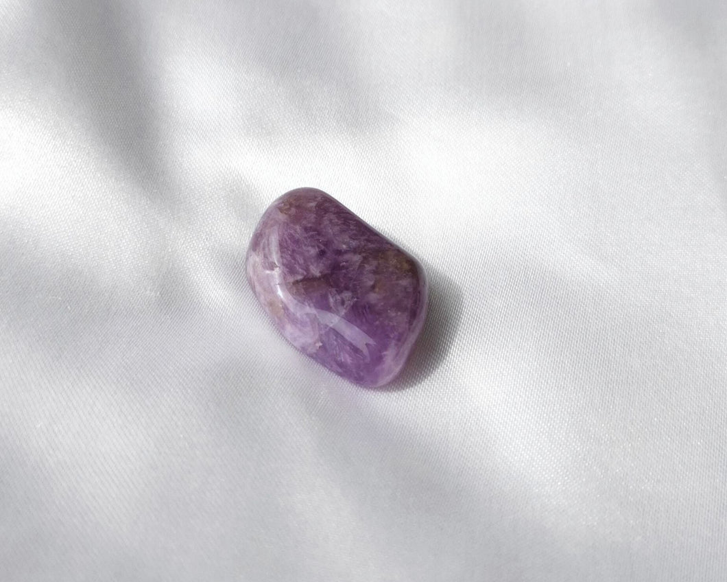 Pierre roulée en améthyste rubanée naturelle de 2 à 3 cm – pierre de calme profond, d’intuition affinée et d’équilibre énergétique, idéale pour apaiser l’esprit et harmoniser les émotions