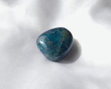 Charger l&#39;image dans la galerie, Pierre roulée en apatite bleue naturelle de 2 à 3 cm – pierre de communication, d’intuition et de libération émotionnelle, idéale pour harmoniser le chakra de la gorge
