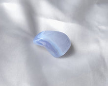 Charger l&#39;image dans la galerie, Pierre roulée en calcédoine bleue naturelle de 2 à 3 cm – pierre de douceur, d’apaisement émotionnel et d’amélioration de la communication, idéale pour calmer les tensions et favoriser l’expression
