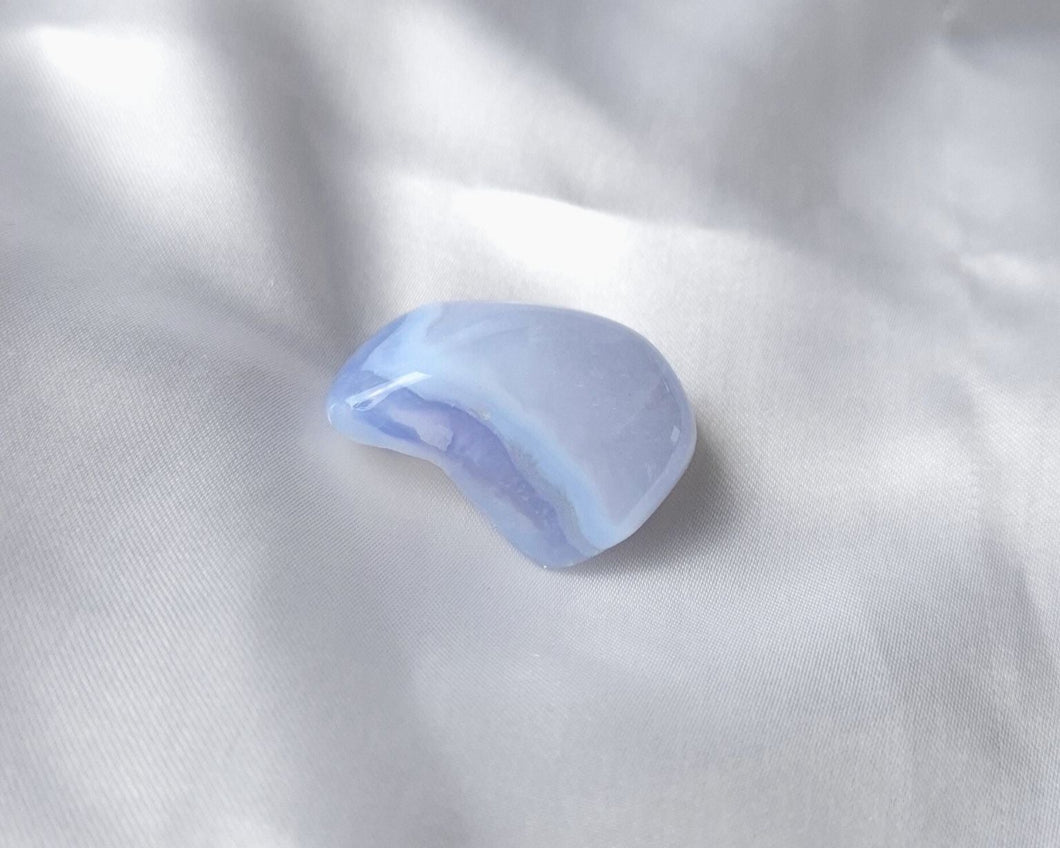 Pierre roulée en calcédoine bleue naturelle de 2 à 3 cm – pierre de douceur, d’apaisement émotionnel et d’amélioration de la communication, idéale pour calmer les tensions et favoriser l’expression