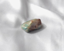 Charger l'image dans la galerie, Pierre roulée en chrysocolle naturelle de 2 à 3 cm – pierre d’apaisement profond, de communication fluide et de guérison émotionnelle, idéale pour calmer le mental et équilibrer les émotions
