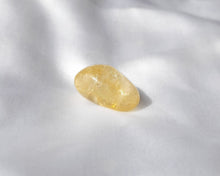 Charger l&#39;image dans la galerie, Pierre roulée en citrine chauffée naturelle de 2 à 3 cm – pierre d’abondance, de confiance en soi et d’optimisme, idéale pour attirer la réussite et cultiver la joie intérieure
