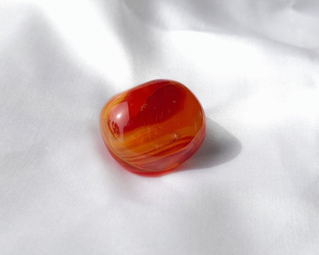 Pierre roulée en cornaline naturelle de 2 à 3 cm – pierre d’énergie vitale, de créativité et de joie, idéale pour l’ancrage positif et l’estime de soi