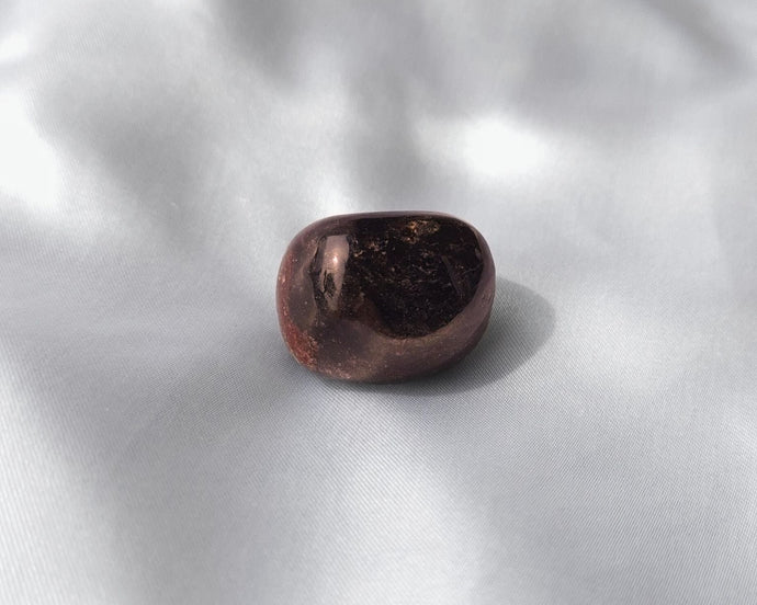 Pierre roulée en grenat naturel de 2 à 3 cm – pierre de vitalité, de passion et d’ancrage, idéale pour retrouver l’élan, le courage et la confiance en soi