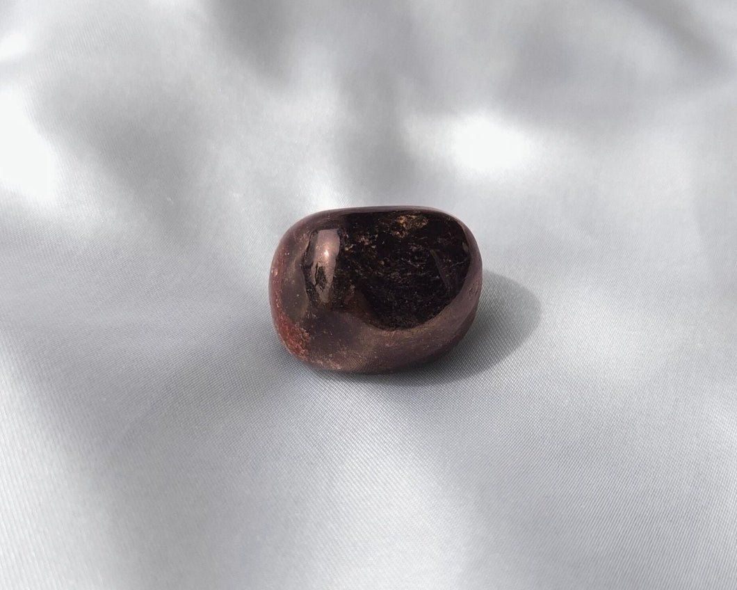Pierre roulée en grenat naturel de 2 à 3 cm – pierre de vitalité, de passion et d’ancrage, idéale pour retrouver l’élan, le courage et la confiance en soi