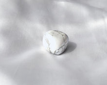 Charger l&#39;image dans la galerie, Pierre roulée en howlite naturelle de 2 à 3 cm – pierre de calme intérieur, de clarté mentale et de patience, idéale pour apaiser les pensées et favoriser la sérénité
