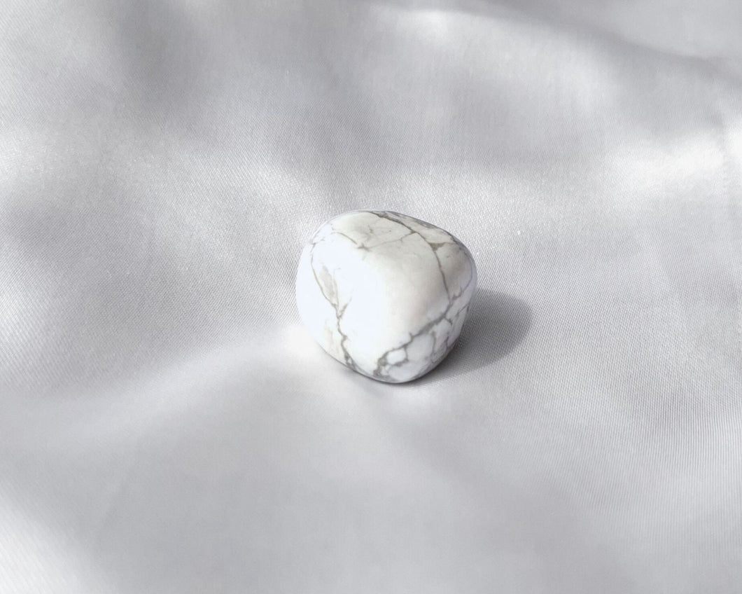 Pierre roulée en howlite naturelle de 2 à 3 cm – pierre de calme intérieur, de clarté mentale et de patience, idéale pour apaiser les pensées et favoriser la sérénité