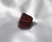 Charger l&#39;image dans la galerie, Pierre roulée en œil de taureau naturelle de 3 à 4 cm – pierre de protection, de courage et d’ancrage, idéale pour renforcer la force intérieure et se protéger des énergies négatives
