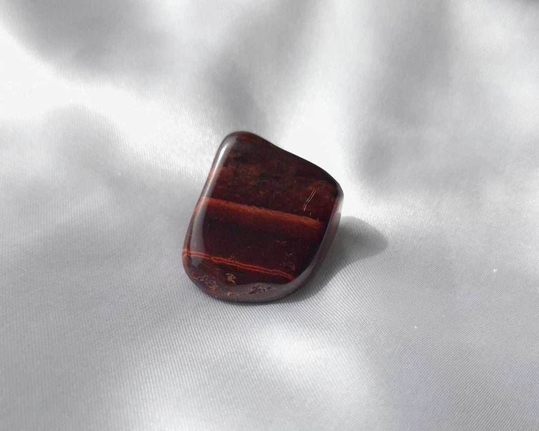 Pierre roulée en œil de taureau naturelle de 3 à 4 cm – pierre de protection, de courage et d’ancrage, idéale pour renforcer la force intérieure et se protéger des énergies négatives