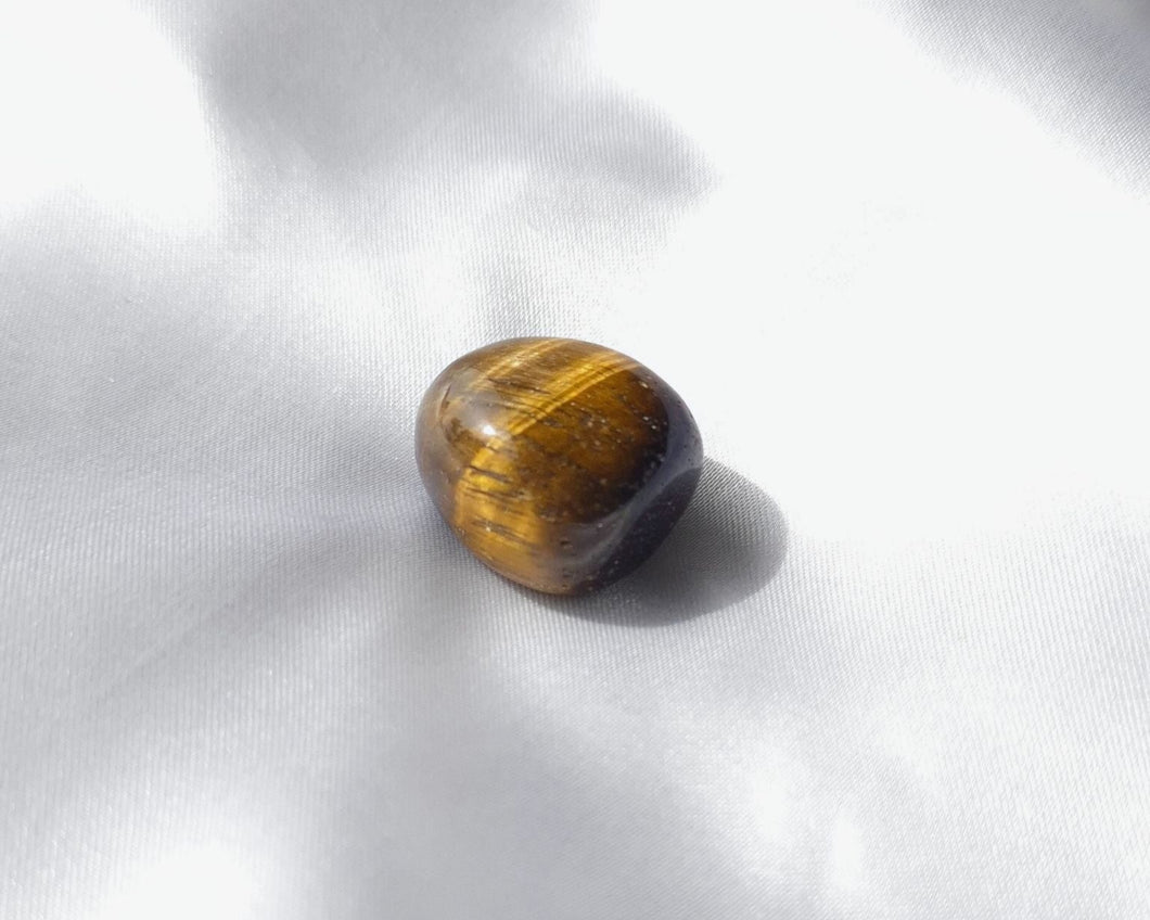 Pierre roulée en œil de tigre naturel de 2 à 3 cm – pierre de protection, de force intérieure et de confiance en soi, liée au chakra du plexus solaire