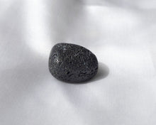 Charger l&#39;image dans la galerie, Pierre roulée en pierre de lave naturelle de 2 à 3 cm – pierre d’ancrage, de force intérieure et de transformation, idéale pour le renouveau et la stabilité émotionnelle
